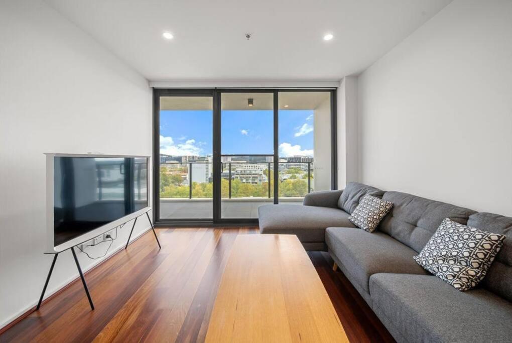 Two Bedroom Apt In Heart Of With Parking Apartment