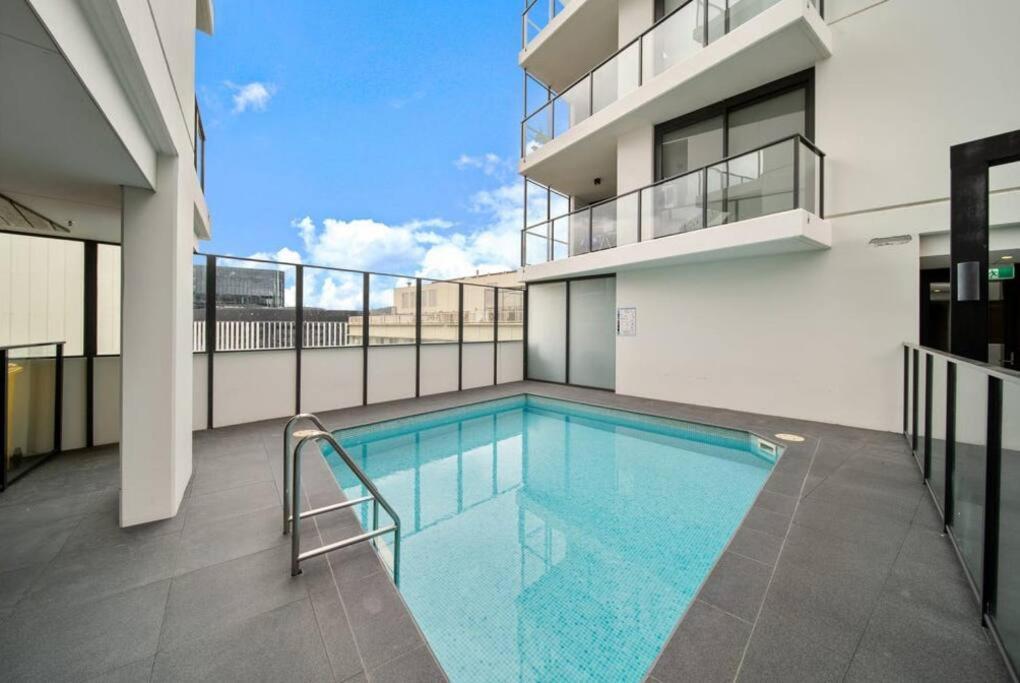Two Bedroom Apt In Heart Of With Parking * Canberra